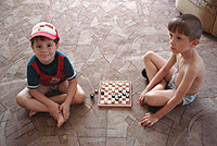 Дети играют в шашки